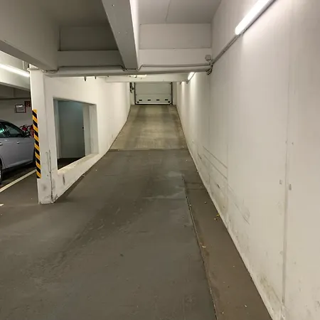 1 Mit Gemeinschaftsraeumen, Tiefgarage *