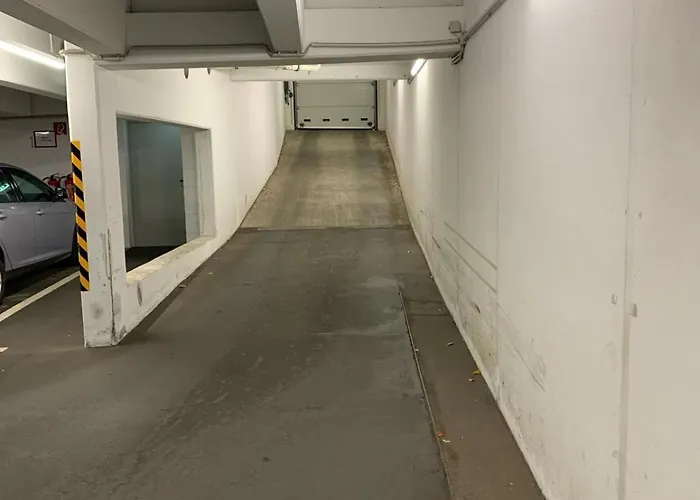 1 Mit Gemeinschaftsraeumen, Tiefgarage *