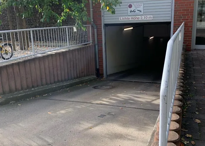 1 Mit Gemeinschaftsraeumen, Tiefgarage *